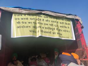 The move comes after a section of protesters at another protest site, the Tikri border, on Thursday, had held up posters demanding the release of political activists and intellectuals like Umar Khalid, Sharjeel Imam, Sudha Bharadwaj and Anand Teltumbde.(HT Photos) The move comes after a section of protesters at another protest site, the Tikri border, on Thursday, had held up posters demanding the release of political activists and intellectuals like Umar Khalid, Sharjeel Imam, Sudha Bharadwaj and Anand Teltumbde.(HT Photos)