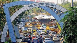 Vehicles heading towards Delhi at Chilla border after demonstrators vacated carriageways on the Noida-Delhi Link Road via Chilla following a late night meeting with Union ministers Rajnath Singh and Narendra Tomar, in Noida.(Sunil Ghosh / Hindustan Times) Vehicles heading towards Delhi at Chilla border after demonstrators vacated carriageways on the Noida-Delhi Link Road via Chilla following a late night meeting with Union ministers Rajnath Singh and Narendra Tomar, in Noida.(Sunil Ghosh / Hindustan Times)