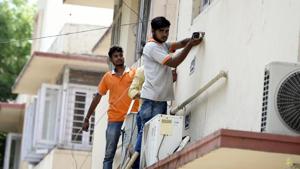 Workers install CCTV cameras at government flats, at Pandara Road, in New Delhi.(Arvind Yadav / Hindustan Times) Workers install CCTV cameras at government flats, at Pandara Road, in New Delhi.(Arvind Yadav / Hindustan Times)
