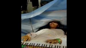 The image shows the girl playing the keyboard during surgery.(Hindustan Times) The image shows the girl playing the keyboard during surgery.(Hindustan Times)