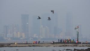 The cover of haze at Mahim Dargah. The temperature in south Mumbai was 27.4°C Celsius on Sunday.(Satish Bate/HT Photo) The cover of haze at Mahim Dargah. The temperature in south Mumbai was 27.4°C Celsius on Sunday.(Satish Bate/HT Photo)