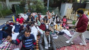 Municipal Corporation of Delhi (MCD) Mayors and others stage a protest outside Delhi CM Arvind Kejriwal's residence, in New Delhi.(PTI) Municipal Corporation of Delhi (MCD) Mayors and others stage a protest outside Delhi CM Arvind Kejriwal's residence, in New Delhi.(PTI)