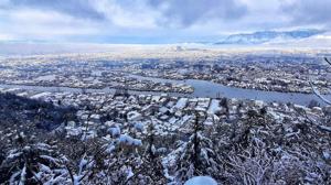 A view of snow-covered rooftops in Srinagar on December 12. A cold wave gripped Delhi on December 15 as icy winds blowing from the snow-covered western Himalayas brought the minimum temperature down to 4.1 degrees Celsius, the season’s lowest so far, PTI reported. The reading at Safdarjung Observatory, which provides representative data for the city, was five notches below normal. (Waseem Andrabi / HT Photo) A view of snow-covered rooftops in Srinagar on December 12. A cold wave gripped Delhi on December 15 as icy winds blowing from the snow-covered western Himalayas brought the minimum temperature down to 4.1 degrees Celsius, the season’s lowest so far, PTI reported. The reading at Safdarjung Observatory, which provides representative data for the city, was five notches below normal. (Waseem Andrabi / HT Photo)