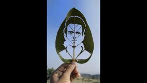 The art, posted on Twitter, features Sood’s face carved on a leaf that is dedicated to him by one of his fans referring to him as his superhero.(Twitter/@JeetMahato0007) The art, posted on Twitter, features Sood’s face carved on a leaf that is dedicated to him by one of his fans referring to him as his superhero.(Twitter/@JeetMahato0007)