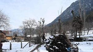 Heavy snow covers a road in Pahalgam on Monday.(AFP Photo) Heavy snow covers a road in Pahalgam on Monday.(AFP Photo)