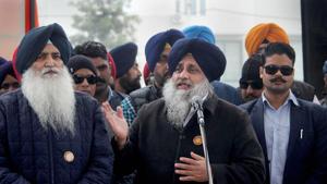 Shiromani Akali Dal (SAD) President Sukhbir Singh Badal (C) addresses party supporters and leaders in support of farmers during a protest against the recent agricultural reforms, in Amritsar.(PTI) Shiromani Akali Dal (SAD) President Sukhbir Singh Badal (C) addresses party supporters and leaders in support of farmers during a protest against the recent agricultural reforms, in Amritsar.(PTI)