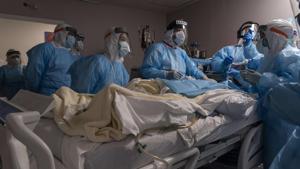 Medical professionals perform tracheostomy procedure on a patient inside the Covid-19 intensive care unit (ICU) at the United Memorial Medical Center in Houston on December 14. The number of coronavirus deaths in the United States crossed 300,000 on December 14 as the hardest hit Covid-19 nation rolled out its first vaccine inoculations, Reuters reported. (Go Nakamura / Getty Images / AFP ) Medical professionals perform tracheostomy procedure on a patient inside the Covid-19 intensive care unit (ICU) at the United Memorial Medical Center in Houston on December 14. The number of coronavirus deaths in the United States crossed 300,000 on December 14 as the hardest hit Covid-19 nation rolled out its first vaccine inoculations, Reuters reported. (Go Nakamura / Getty Images / AFP )