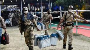 Security personal carrying EVMs and VVPAT machines leave for polling booths from a distribution centre ahead of the third and final phase of Bihar Assembly elections, in Hajipur.(PTI File Photo/Representative Image) Security personal carrying EVMs and VVPAT machines leave for polling booths from a distribution centre ahead of the third and final phase of Bihar Assembly elections, in Hajipur.(PTI File Photo/Representative Image)