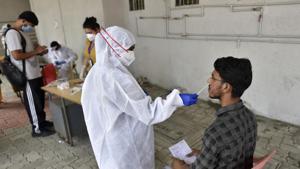 Healthcare workers during Covid-19 screening and swab test at Goregaon in Mumbai on Tuesday.(Satyabrata Tripathy/HT Photo) Healthcare workers during Covid-19 screening and swab test at Goregaon in Mumbai on Tuesday.(Satyabrata Tripathy/HT Photo)
