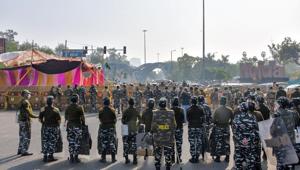 Security personnel stand guard as farmers block Delhi-Noida border at Chilla point, in Noida on Wednesday.(PTI) Security personnel stand guard as farmers block Delhi-Noida border at Chilla point, in Noida on Wednesday.(PTI)