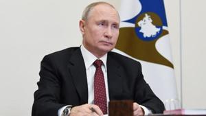Russian President Vladimir Putin has gone to great lengths not to contract the novel coronavirus, running the world’s largest country mainly from his residence outside Moscow rather than working from the Kremlin.(Reuters) Russian President Vladimir Putin has gone to great lengths not to contract the novel coronavirus, running the world’s largest country mainly from his residence outside Moscow rather than working from the Kremlin.(Reuters)