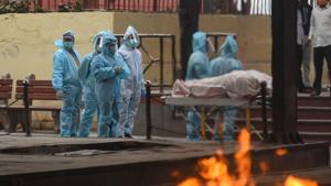 Last rites being performed during the cremation of a Covid-19 victim at Nigambodh Ghat Crematorium, in New Delhi.(Amal KS/HT photo) Last rites being performed during the cremation of a Covid-19 victim at Nigambodh Ghat Crematorium, in New Delhi.(Amal KS/HT photo)