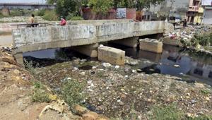 Those polluting the Buddha Nullah can be fined up to ₹5,000.(HT File) Those polluting the Buddha Nullah can be fined up to ₹5,000.(HT File)
