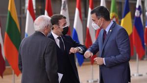 Spain's PM Pedro Sanchez greets French President Emmanuel Macron at the European Council building in Brussels.(AP) Spain's PM Pedro Sanchez greets French President Emmanuel Macron at the European Council building in Brussels.(AP)