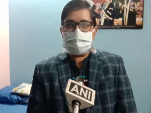 Dr Sachin Singh, a doctor at the hospital said, “It is beautiful to see the bride and the groom getting married despite the bride being bedridden.”(ANI) Dr Sachin Singh, a doctor at the hospital said, “It is beautiful to see the bride and the groom getting married despite the bride being bedridden.”(ANI)