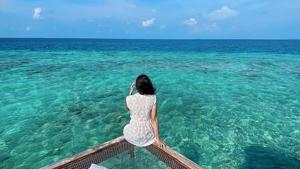 Actor Daisy Shah spent time gazing at the calm, beautiful blue waters and sky during her vacation in the Maldives.(Photo: Instagram/shahdaisy) Actor Daisy Shah spent time gazing at the calm, beautiful blue waters and sky during her vacation in the Maldives.(Photo: Instagram/shahdaisy)