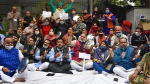 Mayor of North Delhi Jai Prakash and other senior functionaries during a protest outside Delhi chief minister Arvind Kejriwal's residence in New Delhi on Dec. 12, 2020.(PTI Photo) Mayor of North Delhi Jai Prakash and other senior functionaries during a protest outside Delhi chief minister Arvind Kejriwal's residence in New Delhi on Dec. 12, 2020.(PTI Photo)