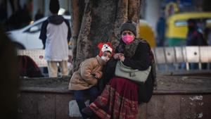 A woman and child seen in warm clothes on a winter day at Connaught Place in New Delhi on Thursday.(Sanchit Khanna/HT PHOTO) A woman and child seen in warm clothes on a winter day at Connaught Place in New Delhi on Thursday.(Sanchit Khanna/HT PHOTO)