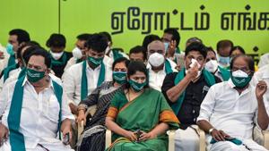 Dravida Munnetra Kazhagam women's wing secretary Kanimozhi along with party leaders during a day-long hunger strike in support of farmers’ protest, in Chennai on Friday.(PTI) Dravida Munnetra Kazhagam women's wing secretary Kanimozhi along with party leaders during a day-long hunger strike in support of farmers’ protest, in Chennai on Friday.(PTI)