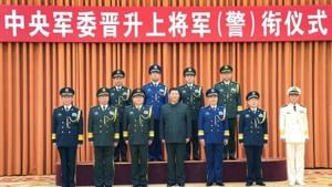 Chinese president Xi Jinping with promoted officers.(@knmccauley1/Twitter) Chinese president Xi Jinping with promoted officers.(@knmccauley1/Twitter)