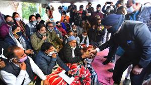 Mayors of municipal corporations ending a hunger strike by taking juice offered by cabinet minister Hardeep Singh Puri and Delhi BJP president Adesh Gupta, outside the residence of Chief Minister Arvind Kejriwal, in New Delhi.(Raj K Raj/ Hindustan Times) Mayors of municipal corporations ending a hunger strike by taking juice offered by cabinet minister Hardeep Singh Puri and Delhi BJP president Adesh Gupta, outside the residence of Chief Minister Arvind Kejriwal, in New Delhi.(Raj K Raj/ Hindustan Times)