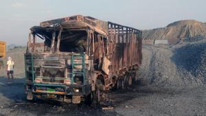 Maoists set vehicles on fire, injured drivers and cleaners and exchanged fire with police personnel.(HT Photo/File/Representational) Maoists set vehicles on fire, injured drivers and cleaners and exchanged fire with police personnel.(HT Photo/File/Representational)