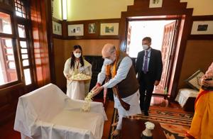 Union home minister Amit Shah pays tributes to Nobel laureate poet Rabindranath Tagore during his visit to Rabindra Bhawan, at Shantiniketan in Birbhum district.(PTI (Twitter image posted by @AmitShah) Union home minister Amit Shah pays tributes to Nobel laureate poet Rabindranath Tagore during his visit to Rabindra Bhawan, at Shantiniketan in Birbhum district.(PTI (Twitter image posted by @AmitShah)