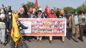 Protesters hold banners and raise slogans in solidarity with farmers who lost their lives while protesting against central government's new farm laws.(HT photo) Protesters hold banners and raise slogans in solidarity with farmers who lost their lives while protesting against central government's new farm laws.(HT photo)