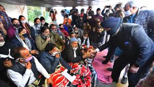 Mayors of municipal corporations ending a hunger strike by taking juice offered by cabinet minister Hardeep Singh Puri and Delhi BJP president Adesh Gupta, outside the residence of chief minister Arvind Kejriwal.(Raj K Raj/HT Photo) Mayors of municipal corporations ending a hunger strike by taking juice offered by cabinet minister Hardeep Singh Puri and Delhi BJP president Adesh Gupta, outside the residence of chief minister Arvind Kejriwal.(Raj K Raj/HT Photo)