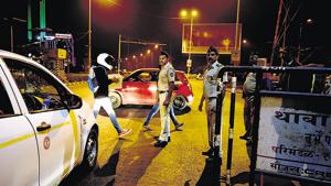 Police checking motorists on New Year’s Eve last year in Nerul.(HT file photo) Police checking motorists on New Year’s Eve last year in Nerul.(HT file photo)