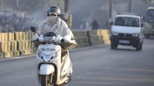The met department also notified that isolated pockets over Punjab and Uttar Pradesh can witness dense to very dense fog from December 21.(Parveen Kumar/Hindustan Times) The met department also notified that isolated pockets over Punjab and Uttar Pradesh can witness dense to very dense fog from December 21.(Parveen Kumar/Hindustan Times)