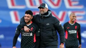 Soccer Football - Premier League - Crystal Palace v Liverpool - Selhurst Park, London, Britain - December 19, 2020 Liverpool manager Juergen Klopp and Liverpool's Alex Oxlade-Chamberlain celebrate after the match Pool via REUTERS/Clive Rose(Pool via REUTERS) Soccer Football - Premier League - Crystal Palace v Liverpool - Selhurst Park, London, Britain - December 19, 2020 Liverpool manager Juergen Klopp and Liverpool's Alex Oxlade-Chamberlain celebrate after the match Pool via REUTERS/Clive Rose(Pool via REUTERS)