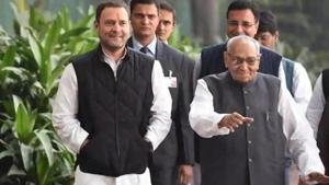 Congress leader Rahul Gandhi (left) with party leader Motilal Vora in 2017.(AFP) Congress leader Rahul Gandhi (left) with party leader Motilal Vora in 2017.(AFP)