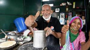 80-year-old Kanta Prasad and Badami Devi, couple and co-owners of 'Baba Ka Dhaba', pose for photographs at their eatery, at Malviya Nagar in New Delhi.(PTI) 80-year-old Kanta Prasad and Badami Devi, couple and co-owners of 'Baba Ka Dhaba', pose for photographs at their eatery, at Malviya Nagar in New Delhi.(PTI)