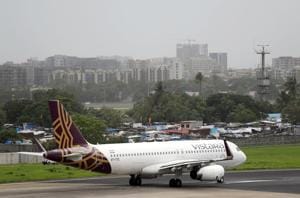 FILE: A Vistara Airbus A320 passenger aircraft prepares for takeoff at Chhatrapati Shivaji International airport in Mumbai (REUTERS/Francis Mascarenhas) FILE: A Vistara Airbus A320 passenger aircraft prepares for takeoff at Chhatrapati Shivaji International airport in Mumbai (REUTERS/Francis Mascarenhas)