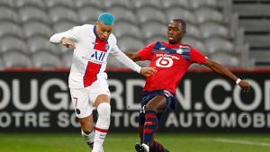 Soccer Football - Ligue 1 - Lille v Paris St Germain - Stade Pierre-Mauroy, Lille, France - December 20, 2020 Paris St Germain's Kylian Mbappe in action with Lille's Boubakary Soumare REUTERS/Pascal Rossignol(REUTERS) Soccer Football - Ligue 1 - Lille v Paris St Germain - Stade Pierre-Mauroy, Lille, France - December 20, 2020 Paris St Germain's Kylian Mbappe in action with Lille's Boubakary Soumare REUTERS/Pascal Rossignol(REUTERS)
