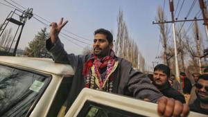 Aijaz Hussain of the BJP shows victory sign amid celebrations outside counting hall at SKICC, after he won DDC election from Khonmoh in Srinagar on Tuesday.(Waseem Andrabi/HT Photo) Aijaz Hussain of the BJP shows victory sign amid celebrations outside counting hall at SKICC, after he won DDC election from Khonmoh in Srinagar on Tuesday.(Waseem Andrabi/HT Photo)
