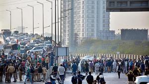 Except Ghazipur(Delhi)-Ghaziabad (UP Gate) border — where hundreds of protesting farmers blocked the entire carriageways of Delhi-Meerut Expressway and its service roads for nearly an hour in the afternoon — the agitation on Monday continued to remain peaceful.(Sakib Ali/ HT Photo) Except Ghazipur(Delhi)-Ghaziabad (UP Gate) border — where hundreds of protesting farmers blocked the entire carriageways of Delhi-Meerut Expressway and its service roads for nearly an hour in the afternoon — the agitation on Monday continued to remain peaceful.(Sakib Ali/ HT Photo)