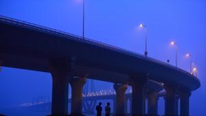 The air quality, which improved slightly on Monday, deteriorated on Tuesday as temperatures dropped. Mumbai reported an average air quality index (AQI) reading—a pollutant measuring indicator—of 183 (moderate).(Satish Bate/HT Photo) The air quality, which improved slightly on Monday, deteriorated on Tuesday as temperatures dropped. Mumbai reported an average air quality index (AQI) reading—a pollutant measuring indicator—of 183 (moderate).(Satish Bate/HT Photo)