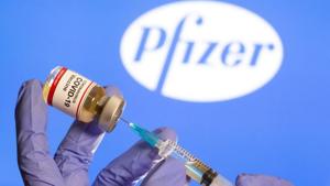 FILE PHOTO: A woman holds a small bottle labeled with a "Coronavirus COVID-19 Vaccine" sticker and a medical syringe in front of the displayed Pfizer logo in this illustration taken, October 30, 2020. REUTERS/Dado Ruvic/File Photo(REUTERS) FILE PHOTO: A woman holds a small bottle labeled with a "Coronavirus COVID-19 Vaccine" sticker and a medical syringe in front of the displayed Pfizer logo in this illustration taken, October 30, 2020. REUTERS/Dado Ruvic/File Photo(REUTERS)