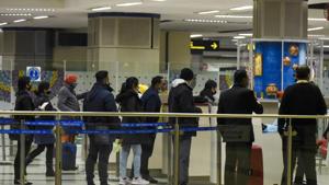 A team of health authorities deputed at the airport took samples of all passengers and crew members.(AFP Photo) A team of health authorities deputed at the airport took samples of all passengers and crew members.(AFP Photo)