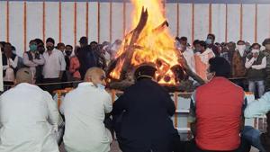 Motilal Vora’s elder son Arvind Vora lit the pyre.(HT Photo) Motilal Vora’s elder son Arvind Vora lit the pyre.(HT Photo)