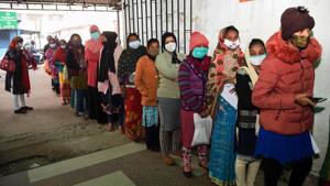 Patients stand a queue at PMCH hospital during junior doctors' strike over pending stipend increment, in Patna on Wednesday.(PTI Photo) Patients stand a queue at PMCH hospital during junior doctors' strike over pending stipend increment, in Patna on Wednesday.(PTI Photo)