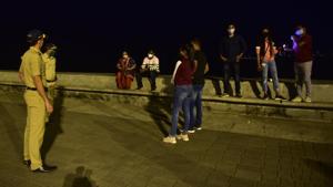 Mumbai Police personnel on the rounds at Marine Drive, after a new 7-hour night curfew came into effect, in Mumbai on December 22. Increased patrolling by police, heightened vigilance and curbs on timings of bars and pubs are back in Mumbai after fresh restrictions to check the spread of Covid-19 were enforced on December 22 amid concerns over a new variant of the coronavirus. (Anshuman Poyrekar / HT Photo) Mumbai Police personnel on the rounds at Marine Drive, after a new 7-hour night curfew came into effect, in Mumbai on December 22. Increased patrolling by police, heightened vigilance and curbs on timings of bars and pubs are back in Mumbai after fresh restrictions to check the spread of Covid-19 were enforced on December 22 amid concerns over a new variant of the coronavirus. (Anshuman Poyrekar / HT Photo)
