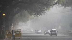 Before this, Delhi"s air quality had reached the "severe" zone on December 5, when the overall AQI reading of the city was recorded 404.(Arvind Yadav/HT PHOTO) Before this, Delhi"s air quality had reached the "severe" zone on December 5, when the overall AQI reading of the city was recorded 404.(Arvind Yadav/HT PHOTO)