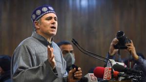 National Conference leader Omar Abdullah addresses party workers after the results of DDC election, in Srinagar on Wednesday.(PTI Photo) National Conference leader Omar Abdullah addresses party workers after the results of DDC election, in Srinagar on Wednesday.(PTI Photo)