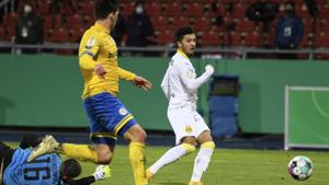 Dortmund's Jadon Sancho, right, scores his side second goal during the German Cup 2nd round soccer match between Eintracht Braunschweig and Borussia Dortmund at the Eintracht Stadium in Brunswick, Germany, Tuesday Dec. 22, 2020.(AP) Dortmund's Jadon Sancho, right, scores his side second goal during the German Cup 2nd round soccer match between Eintracht Braunschweig and Borussia Dortmund at the Eintracht Stadium in Brunswick, Germany, Tuesday Dec. 22, 2020.(AP)