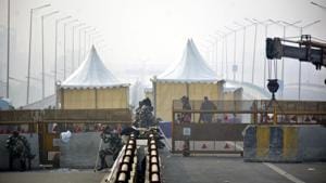 Police barricadinig near a section of the Delhi Meerut Expressway that has been blocked by farmers in protest against new farm laws, near Ghazipur border (Delhi – Ghaziabad), New Delhi, India on Tuesday December 22, 2020. (Photo by Sakib Ali /Hindustan Times) Police barricadinig near a section of the Delhi Meerut Expressway that has been blocked by farmers in protest against new farm laws, near Ghazipur border (Delhi – Ghaziabad), New Delhi, India on Tuesday December 22, 2020. (Photo by Sakib Ali /Hindustan Times)