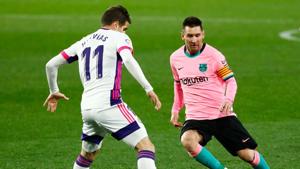 Real Valladolid v FC Barcelona - Estadio Jose Zorrilla, Valladolid, Spain - December 22, 2020 Barcelona's Lionel Messi in action with Real Valladolid's Hervias(REUTERS) Real Valladolid v FC Barcelona - Estadio Jose Zorrilla, Valladolid, Spain - December 22, 2020 Barcelona's Lionel Messi in action with Real Valladolid's Hervias(REUTERS)