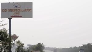 A signboard points towards the Noida International Jewar Airport.(Sunil Ghosh/HT Photo) A signboard points towards the Noida International Jewar Airport.(Sunil Ghosh/HT Photo)
